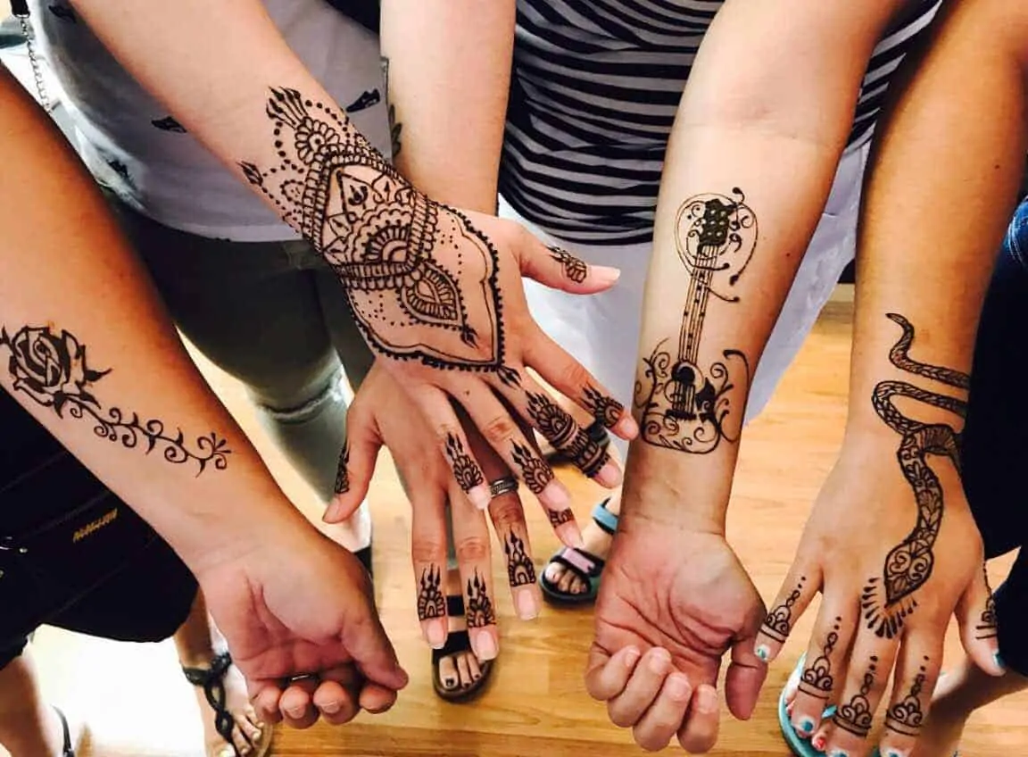A five ladies shows your henna tattoos in dubai. 